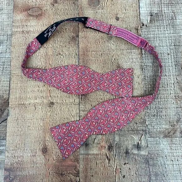 Vineyard Vines Martha’s Vineyard Silk Bow Tie Grapes Adjustable Handmade USA - Picture 1 of 5